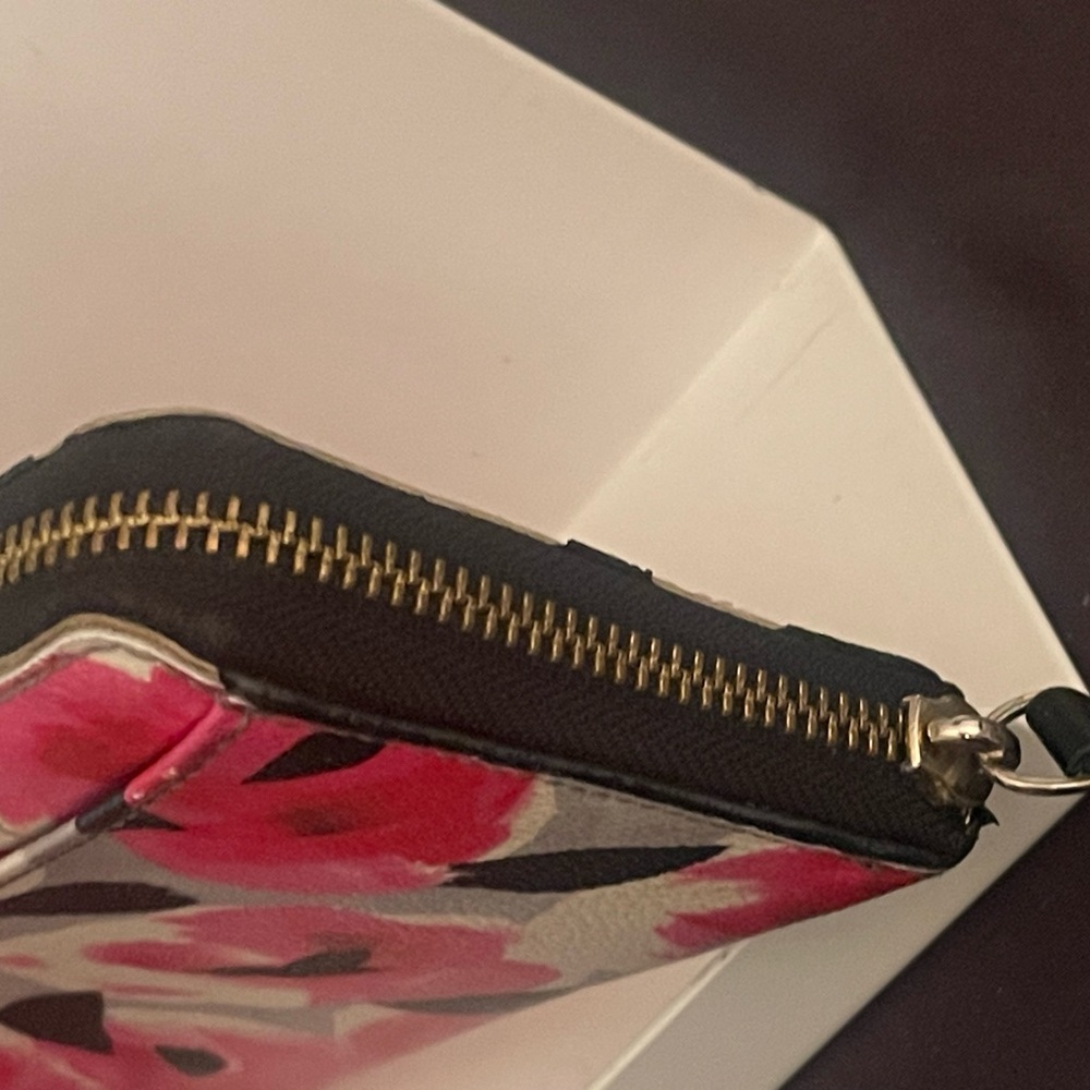#115 - Kate Spade ♠️ Vintage Floral Wallet. It is used, but in great condition! - Picture 4 of 8